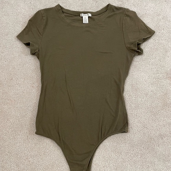 Tops - Short sleeve Olive bodysuit